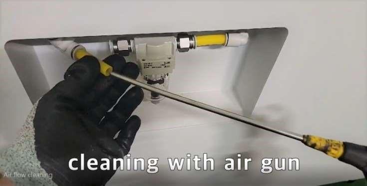 Cleaning vacuum hose with air gun